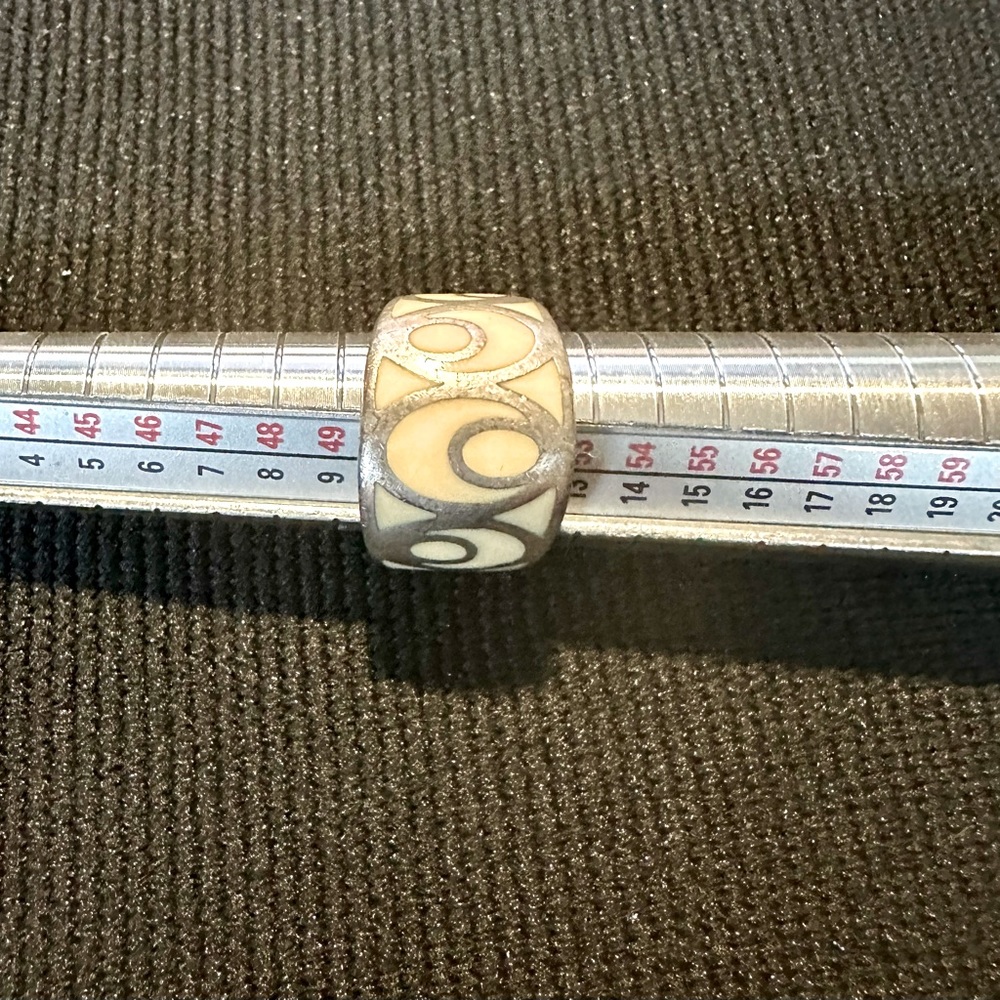 Vintage sterling silver ring hand-made in USA. Inlay may be resin? Enamel?